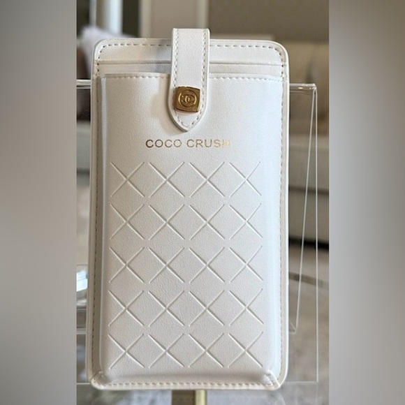 NWT CHANEL White Quilted Leather Phone Case